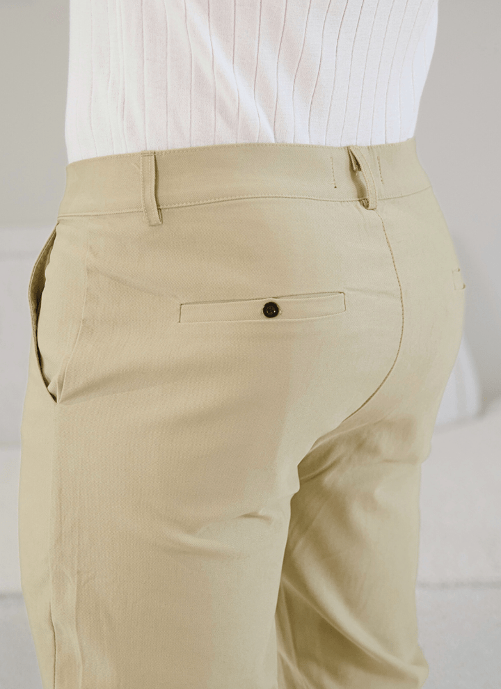 Leichte Chinos